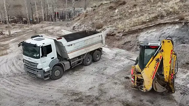 Erciş'te Yol Bakım ve Onarım Çalışmaları Aralıksız Sürüyor