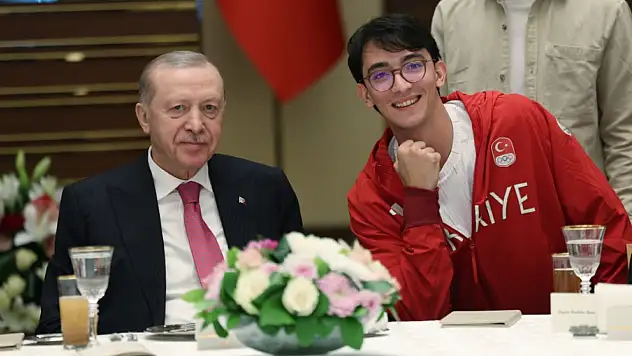 Erdoğan'dan gençlere tarihi çağrı: 'Geleceğin Türkiye'si sizin omuzlarınızda'