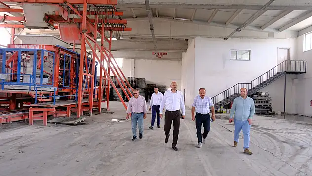 Erhan Tenekeci parke üretim tesisinde incelemelerde bulundu