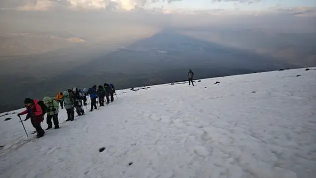 Ermeni dağcılar iki zirveyi de fethetti! Büyük ve Küçük Ağrı Dağı'nı başarıyla tamamladılar