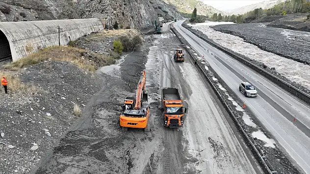 Erzincan-Erzurum yolunda heyelan paniği: Dev kayalar yolu kapattı
