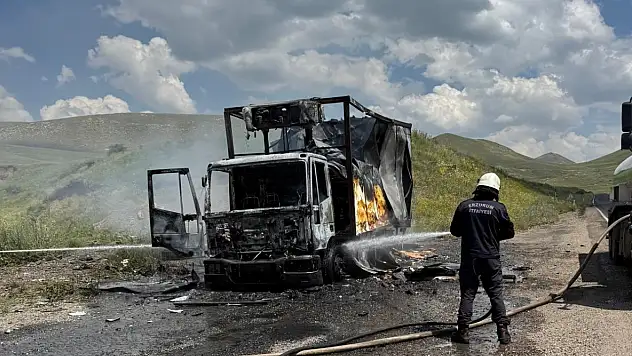 Erzurum-Ağrı kara yolunda alevlere teslim olan kamyon kullanılamaz hale geldi