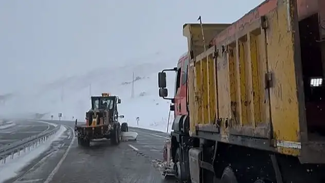 Erzurum Çat Çirişli Geçidi'nde Karla Mücadele Sürüyor