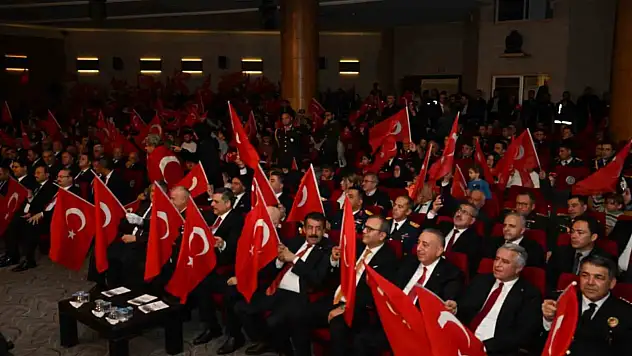 Erzurum'da 29 Ekim Cumhuriyet Bayramı coşkuyla kutlandı, hava muhalefeti töreni etkilemedi