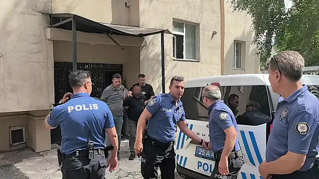 Erzurum'da 5'inci katta endişe dolu anlar: Çocuklarıyla balkona çıktı