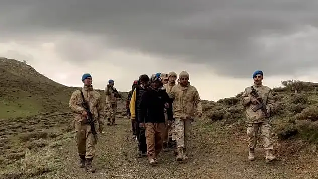 Erzurum'da 62 göçmen yakalandı, kaçakçı tutuklandı! Jandarma mücadeleye devam ediyor