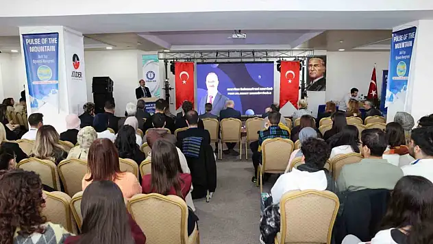 Erzurum'da Acil Tıp Öğrenci Kongresi Başladı: Geleceğin Hekimleri Bilgi Paylaşıyor