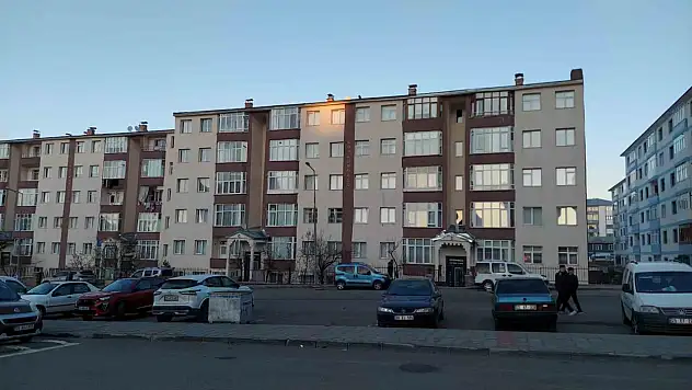 Erzurum'da apartman çatısından düşen adam hayatını kaybetti, olay kameralara yansıdı