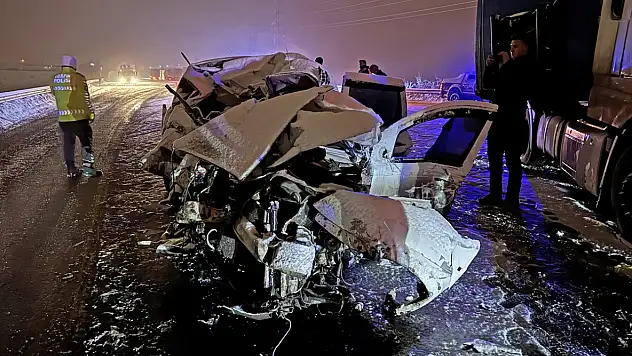 Erzurum'da araç kağıt gibi ezildi: 4 kişi hayatını kaybetti