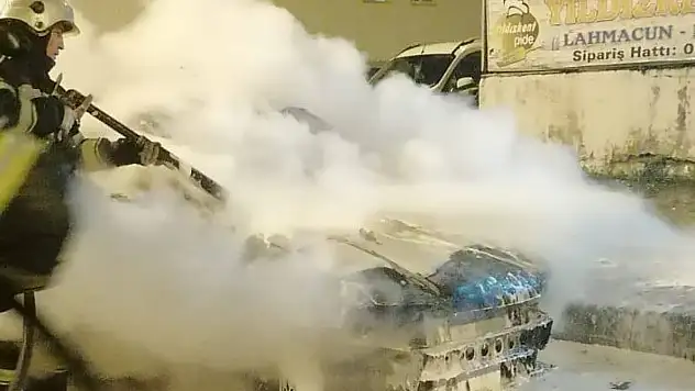 Erzurum'da Araç Yangını Korkuttu, İtfaiye Müdahale Etti