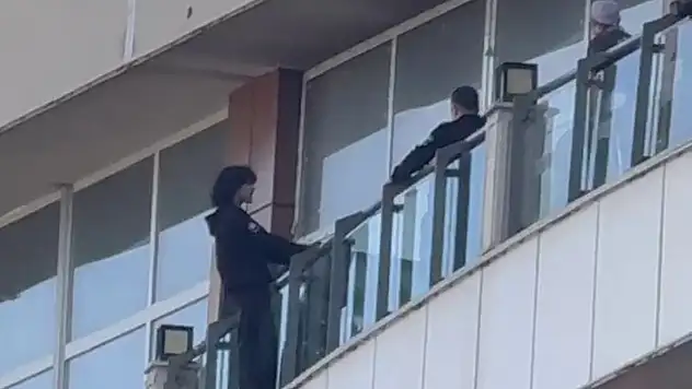 Erzurum'da AVM Balkonunda İntihar Girişiminde Bulunan Gencin Dramatik Kurtuluşu