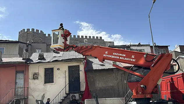 Erzurum'da bayrak yere düşmesin diye seferber oldular