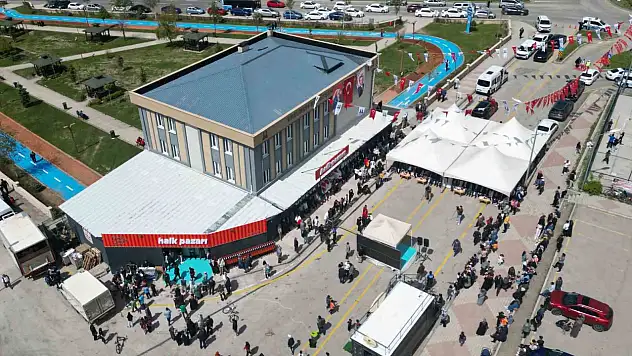Erzurum'da Bilgi Evi ve Halk Pazarı açılışı, belediyecilikte yeni bir dönem başlatıyor