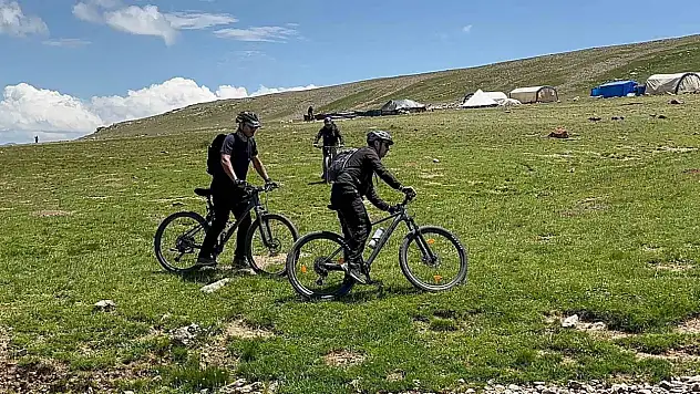 Erzurum'da Bisikletçiler Dumlu Baba Yaylası'nda Zorlu Rotayı Aştı