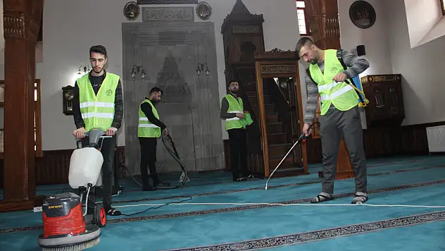 Erzurum'da camiler Ramazan'a hazırlanıyor
