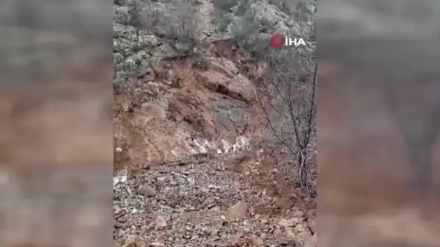 Erzurum'da Çamlıkaya tünelinde heyelan: Yol ulaşıma kapandı