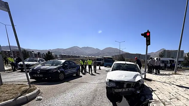 Erzurum'da cezaevi ring aracı otomobille çarpıştı