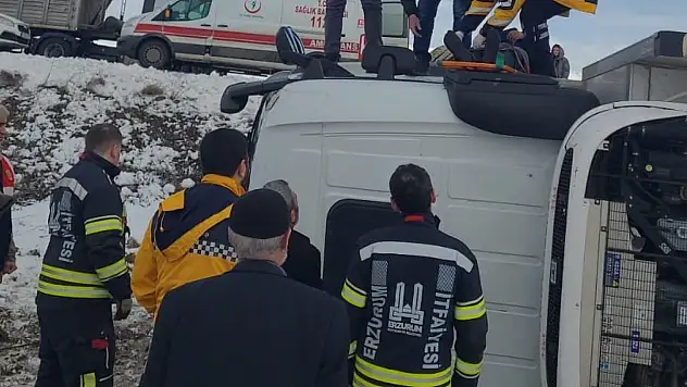 Erzurum'da direksiyon hakimiyetini kaybeden kamyon devrildi