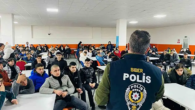 Erzurum'da emniyet siber suçlarla mücadelede sanal devriye ve bilinçlendirme çalışmaları yürütüyor
