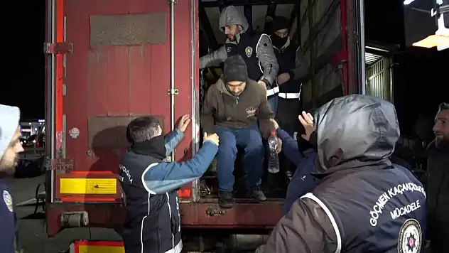 Erzurum'da güvenlik uygulamaları: 23 düzensiz göçmen yakalandı, yeni yıl öncesi tedbirler artırıldı