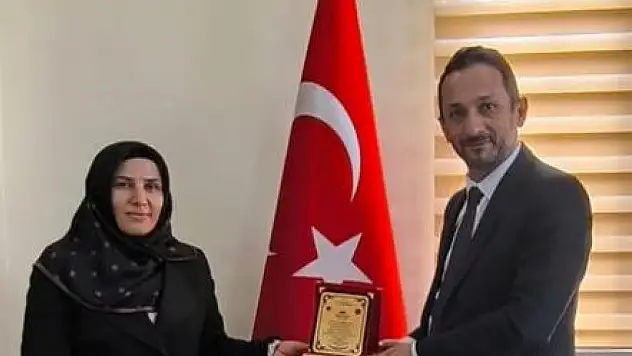 Erzurum'da Hafızlık ve Kur'an Okuma Yarışmasında Başarı Gösterenlere Teşekkür Plaketi