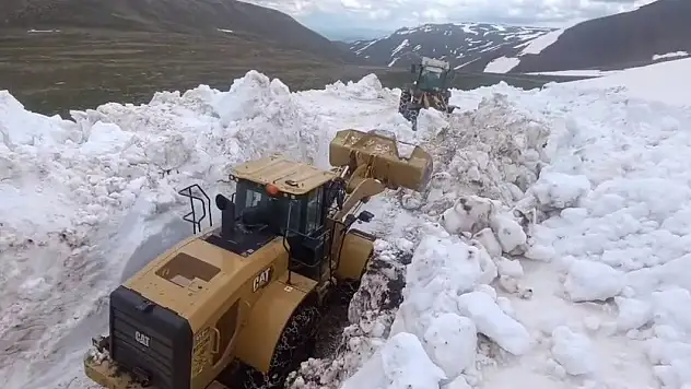 Erzurum'da Haziran ayında karla mücadele: 6 metrelik kar kütleleri temizlendi
