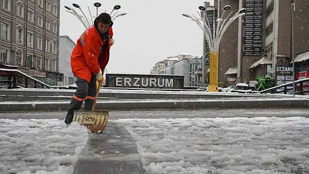 Erzurum'da İlk Kar Yağışı Kenti Beyaza Bürüdü, Vatandaşlar Hazırlıksız Yakalandı