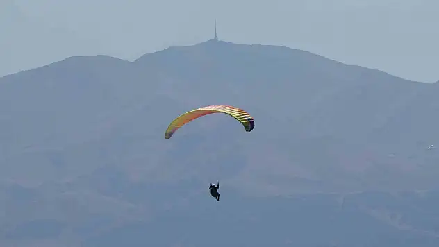 Erzurum'da ilk yamaç paraşütü uçuşları heyecanla gerçekleşti, gökyüzü renklenmeye başladı!