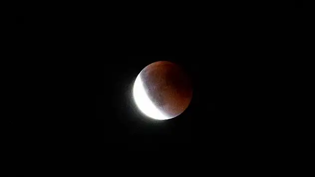 Erzurum'da kanlı ay tutulması büyüleyici görüntülerle izlendi
