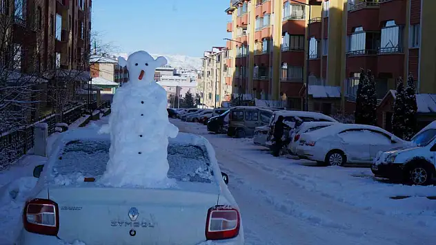 Erzurum'da kar alarmı: Okullara tatil kararı
