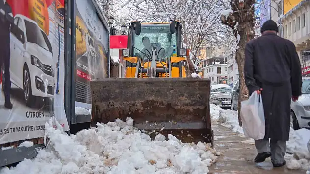 Erzurum'da kar timleri sahada
