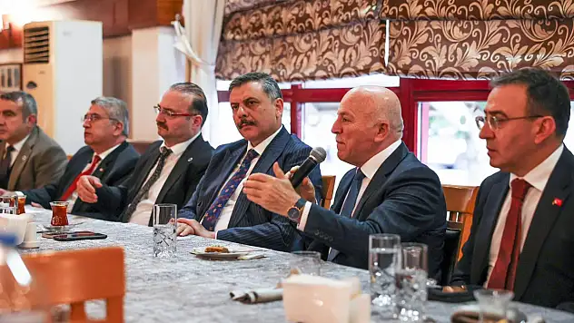 Erzurum'da Kariyer Fuarı sonrası gençlerin geleceği için stratejik toplantı yapıldı