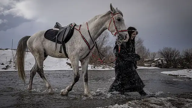 Erzurum'da karla kaplı arazide atlı safari keyfi