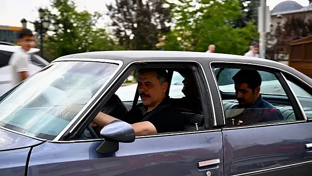 Erzurum'da Klasik Otomobil Fuarı Coşkusu! Vali Mustafa Çiftçi Direksiyon Başına Geçti