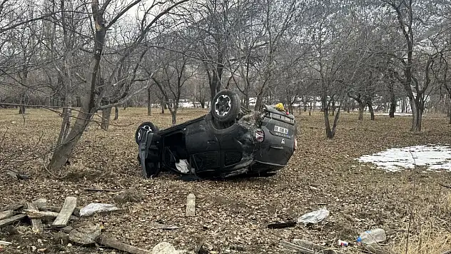 Erzurum'da kontrolden çıkan araç araziye savruldu