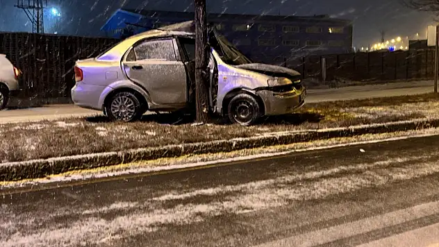 Erzurum'da kontrolden çıkan otomobil ağaca çarptı