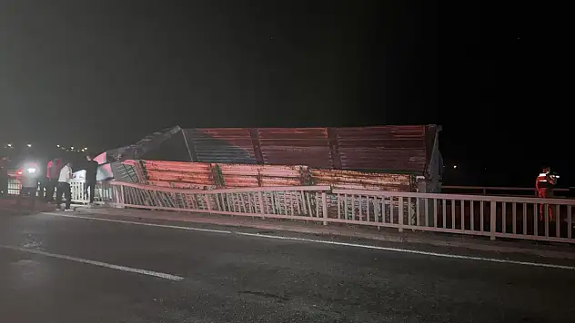 Erzurum'da kontrolden çıkan tır köprü kenarındaki boşluğa devrildi