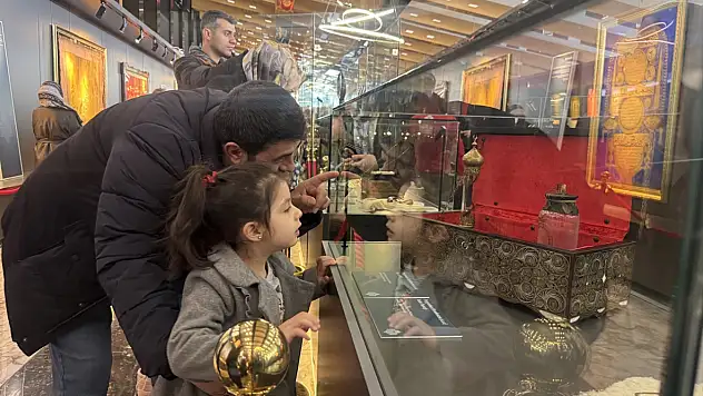 Erzurum'da kutsal emanetler için uzun kuyruklar oluştu