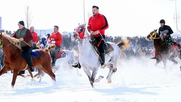 Erzurum'da mahalli at yarışlarında büyük rekabet