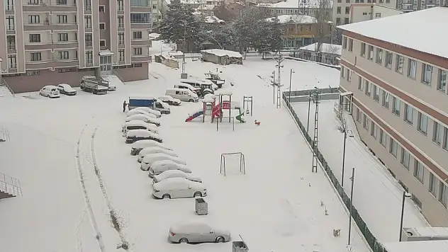 Erzurum'da Mart kapıdan baktırdı