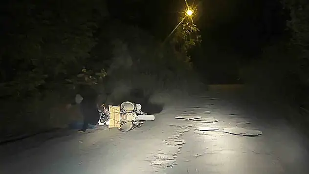 Erzurum'da motosiklet kazası: Sürücü dereye uçmaktan son anda kurtuldu