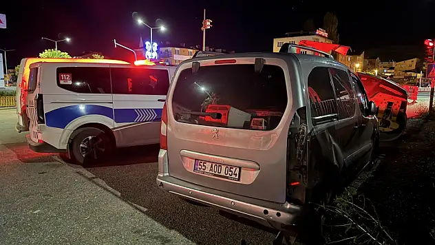 Erzurum'da motosiklet kırmızı ışıkta bekleyen araca çarptı