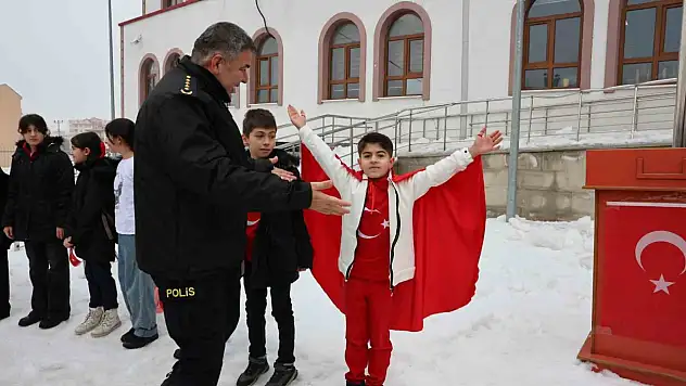 Erzurum'da öğrenciler bayrak sevgisiyle ders zilini çaldılar