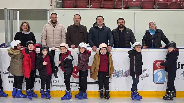 Erzurum'da öğrenciler buzda hokeyi öğreniyor, geleceğin sporcuları yetişiyor!