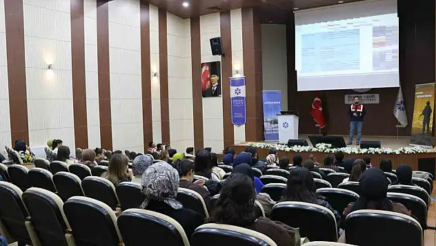 Erzurum'da öğrenciler için madde bağımlılığına karşı bilgilendirme semineri düzenlendi
