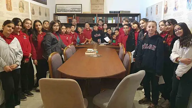 Erzurum'da Öğrenciler, Türk Dil Bayramı'nı Geleneksel Etkinlikle Kutladı