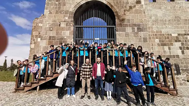 Erzurum'da Öğrencilere Tarih ve Kültür Bilinci Kazandıran Eğitim Gezisi Düzenlendi