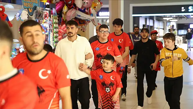 Erzurum'da otizmli çocuklar formalarını giydi, farkındalık için koştu