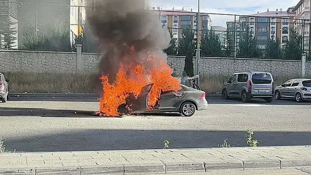 Erzurum'da otomobil alevlere teslim oldu: Patlama sesleri paniğe neden oldu