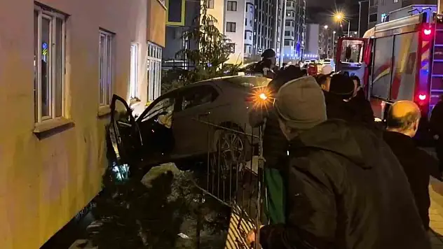 Erzurum'da otomobil bina arasında asılı kaldı, sürücü hafif yaralı!